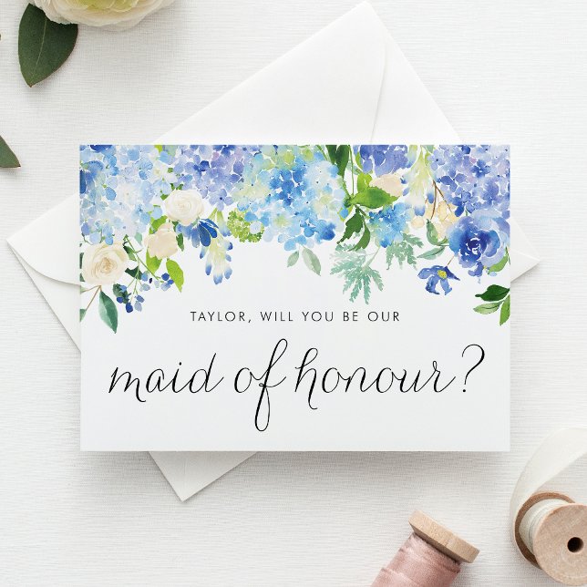 Postal De Invitación Hidrangea azul y doncella de honor Rosa de marfil (Blue hydrangea & white rose maid of honour card with greenery accents for romantic floral weddings.)