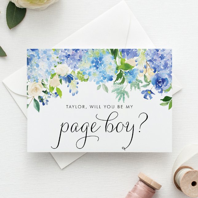 Postal De Invitación Hidrangea azul y Garland rosa blanco (Blue hydrangea and white rose page boy card with greenery accents for classic floral weddings.)
