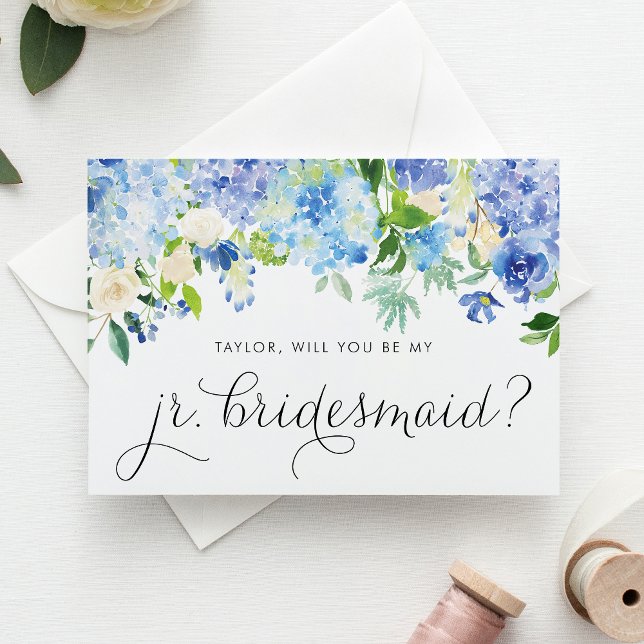 Postal De Invitación Hidrangea azul y Rosa de marfil (Blue hydrangea & white rose jr. bridesmaid card with greenery accents for romantic floral weddings.)