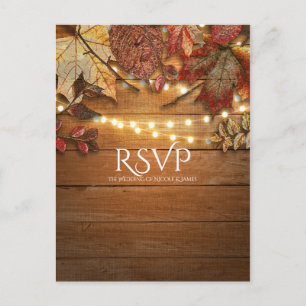 Postal De Invitación Hojas de Otoño y Luces de Cadena en Madera Rústica