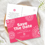 Postal De Invitación Hot Pink Bat Mitzvah Ahorra la fecha Starburst Bol<br><div class="desc">¡Asegúrate de que todos tus amigos y parientes puedan celebrar el hito de tu hija Bat Mitzvah! Envíe esta divertida y retro tarjeta postal de invitación personalizada "Save the Date". Estrellas de David, estrellas de flores de color blanco retro y rosa negro, así como tipografía moderna y audaz de sans...</div>