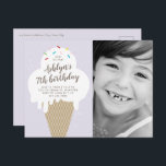 Postal De Invitación Ice Cream Cone Photo Kids Fiesta de cumpleaños<br><div class="desc">Invitación a una fiesta de cumpleaños para niños con helado picante de mano con rociadores de arcoiris y foto de un niño. Todo el texto es personalizable,  por lo que puede cambiar fácilmente el tipo de letra,  el color,  el mensaje y la posición para que sea realmente único.</div>