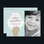 Postal De Invitación Ice Cream Cone Photo Kids Fiesta de cumpleaños<br><div class="desc">Invitación a una fiesta de cumpleaños para niños con helado picante de mano con rociadores de arcoiris y foto de un niño. Todo el texto es personalizable,  por lo que puede cambiar fácilmente el tipo de letra,  el color,  el mensaje y la posición para que sea realmente único.</div>