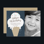 Postal De Invitación Ice Cream Cone Photo Kids Fiesta de cumpleaños<br><div class="desc">Invitación a una fiesta de cumpleaños para niños con helado picante de mano con rociadores de arcoiris y foto de un niño. Todo el texto es personalizable,  por lo que puede cambiar fácilmente el tipo de letra,  el color,  el mensaje y la posición para que sea realmente único.</div>