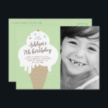 Postal De Invitación Ice Cream Cone Photo Kids Fiesta de cumpleaños<br><div class="desc">Invitación a una fiesta de cumpleaños para niños con helado picante de mano con rociadores de arcoiris y foto de un niño. Todo el texto es personalizable,  por lo que puede cambiar fácilmente el tipo de letra,  el color,  el mensaje y la posición para que sea realmente único.</div>