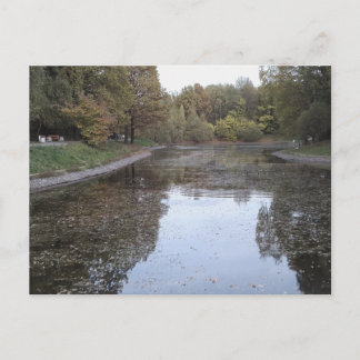 Postal De Invitación Lago tranquilo de otoño – Edición escandinava