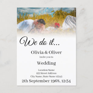 Postal De Invitación Lo hacemos - Pareja besándose en una pradera