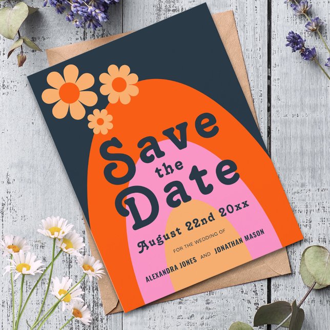 Postal De Invitación Modern Retro 70 Boda audaz (Groovy daisy arch wedding save the date invitation )