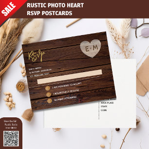Postal De Invitación Monograma Rústico del corazón de la madera grabada