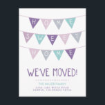 Postal de Invitación móvil dulce en casa<br><div class="desc">Diseño sencillo y moderno de postales de invitación móvil con un adorable banner de banderas de agrupamiento multicolor que dice HOME SWEET HOME en una letra manuscrita con espacio para añadir su nueva dirección a continuación. Agregue un mensaje en la parte posterior o deje en blanco para escribir una nota...</div>