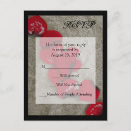 Postal De Invitación Pétalos de rosa rojo en la boda de la playa de are