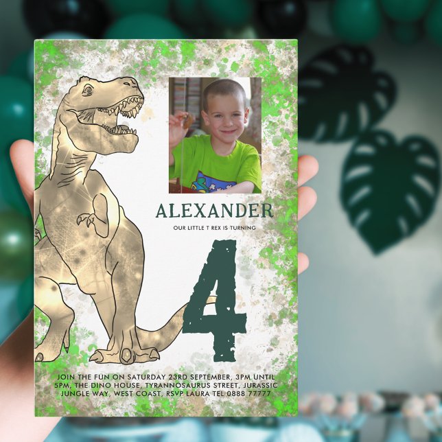 Postal De Invitación Presupuesto del partido de cumpleaños de los dinos (Dinosaur 4th birthday party invitation with photo template and scary T-Rex dino watercolor Jungle)