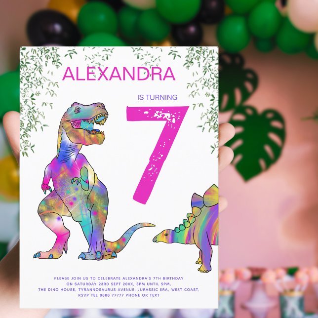 Postal De Invitación Presupuesto rosa del partido de los cumpleaños de  (Dinosaur girls 7th birthday party invitation postcard with colorful T-Rex and stegosaurus watercolor)