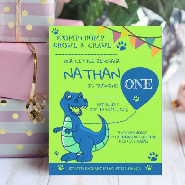 Postal De Invitación Primer cumpleaños del dinosaurio verde azul lindo (Subido por el creador)