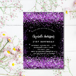 Postal De Invitación Purpurina morado negro glamuroso de cumpleaños<br><div class="desc">Una invitación moderna,  elegante y glamurosa para una fiesta de cumpleaños número 21 (o cualquier edad). Un fondo negro con polvo de imitación purpurina púrpura. El nombre está escrito con una escritura de estilo con letras a mano moderna. Personalice y agregue los detalles de su fiesta.</div>
