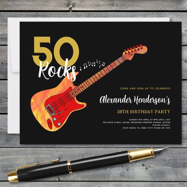 Postal De Invitación Rock y Roll 50 cumpleaños fiesta 50 rocas (Rock and roll 50th birthday party black and gold budget postcard invitation fire electric guitar)