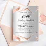 Postal De Invitación Rosa de plata de cumpleaños mármol dorado elegante<br><div class="desc">Un fondo falso plateado. Decorada con venas de fundición de oro rosa. Personalice y agregue un nombre,  edad y detalles del fiesta. El nombre se escribe con un guión de estilo con letras a mano</div>