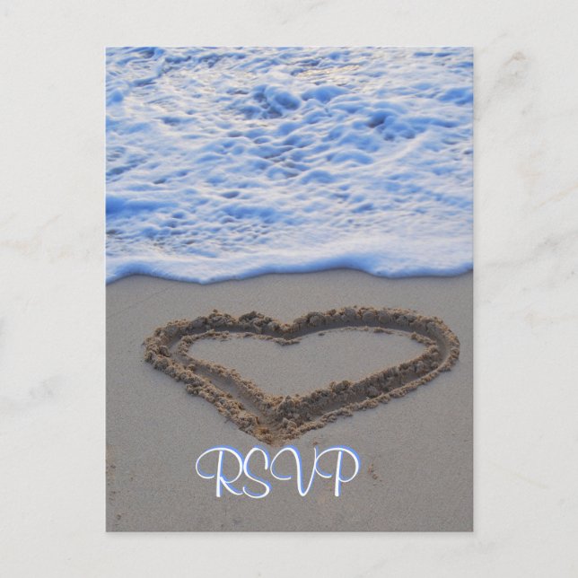 Postal De Invitación RSVP Corazón en arena en la playa (Anverso)