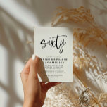 Postal De Invitación Sesenta | Moderna 60ª fiesta de cumpleaños en blan<br><div class="desc">Esta moderna invitación a la fiesta de cumpleaños número 60, en blanco y negro, presenta una elegante tipografía moderna. La palabra "sesenta" aparece en caligrafía en forma de guión. Perfecto para marcar el tono elegante de una maravillosa fiesta de 60 años. El esquema de color de la invitación es fácil...</div>