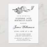 Postal De Invitación SURPRISE Party 18th Birthday Golf Theme<br><div class="desc">Elegante invitación de cumpleaños en blanco y negro para un golfista. La parte superior de la invitación está decorada con accesorios de golf: un club de golf, una pelota de golf, un gorra y guantes. La acuarela crea una estética tradicional y clásica. Perfecto para una fiesta de cumpleaños en el...</div>