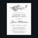 Postal De Invitación SURPRISE Party 70th Birthday Golf Theme<br><div class="desc">Elegante invitación de cumpleaños en blanco y negro para un golfista. La parte superior de la invitación está decorada con accesorios de golf: un club de golf, una pelota de golf, un gorra y guantes. La acuarela crea una estética tradicional y clásica. Perfecto para una fiesta de cumpleaños en el...</div>