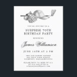 Postal De Invitación SURPRISE Party 70th Birthday Golf Theme<br><div class="desc">Elegante invitación de cumpleaños en blanco y negro para un golfista. La parte superior de la invitación está decorada con accesorios de golf: un club de golf, una pelota de golf, un gorra y guantes. La acuarela crea una estética tradicional y clásica. Perfecto para una fiesta de cumpleaños en el...</div>