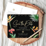 Postal De Invitación Tropical Bat Mitzvah Save Date Black Gold Floral<br><div class="desc">¡Asegúrate de que todos tus amigos y parientes puedan celebrar el hito de tu hija Bat Mitzvah! Enviar esta moda, postal personalizada de la invitación "Guardar la fecha". Elegantes, impresionantes, coloridas, aves acuáticas tropicales de flores del paraíso, escritura manuscrita de oro falsa, puntos Star of David y purpurinas, junto con...</div>