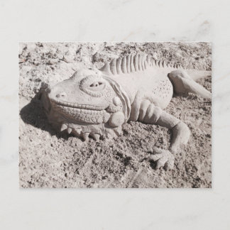 Postal de la escultura de la arena de la iguana