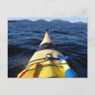 Postal de la proa de kayak en lago turbulento y mo