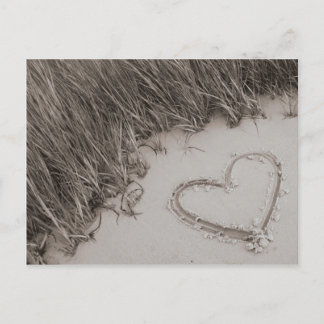Postal de la sepia del corazón de la playa
