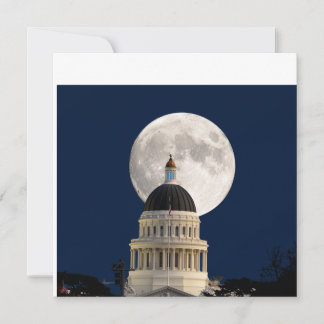 Postal de luna llena detrás del edificio del Capit
