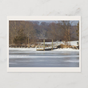 Postal de muelle junto al lago congelado