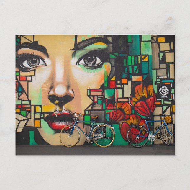 Postal de mujer viendo bicicletas azules (Suiza) (Anverso)