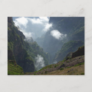 Postal de nubes y montañas