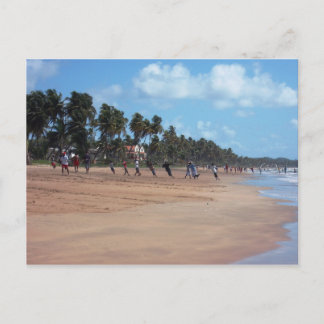 Postal de pesca matutina en la playa de Mayaro