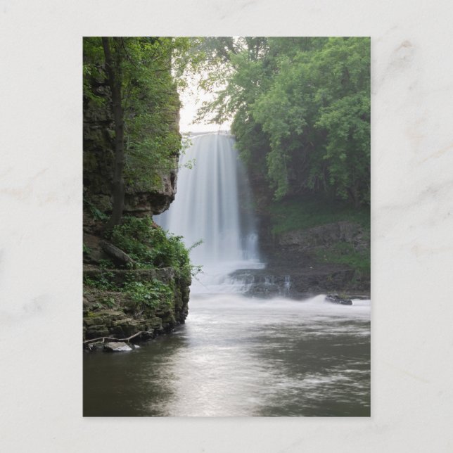 Postal Debajo de las caídas de VerMilán (Anverso)