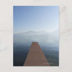 Postal Dedo en un lago