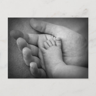 Postal del pie del bebé en la mano de las madres.
