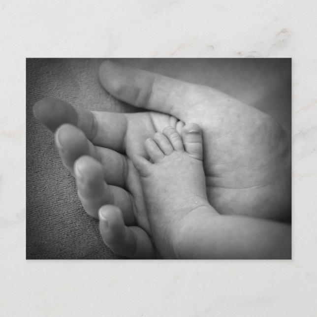 Postal del pie del bebé en la mano de las madres. (Anverso)