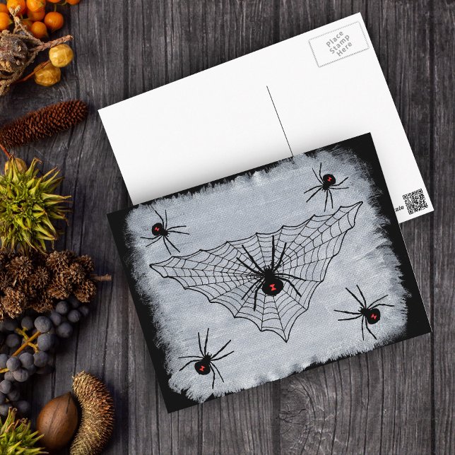 Postal del Web de araña de la viuda negra (Spooky spider web with black widow spiders on textured white and black postcard.)
