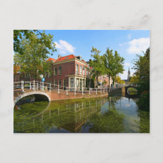 Postal Delft, canal, puente y casas antiguas
