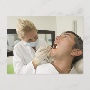 Postal dentista examinando a un hombre