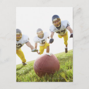 Postal deportistas jugando con una pelota de rugby