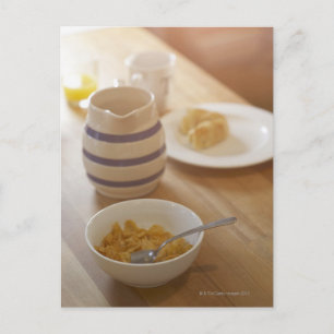 Postal Desayuno medio en mesa de cocina