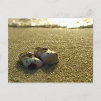 Postal Desayuno - Zapatos de muñecas en la playa