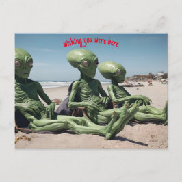Postal deseando estar aquí extraterrestres en la playa