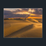 Postal Desiertos | Paisaje de dunas de arena<br><div class="desc">Esta impresionante foto de Getty Images muestra una puesta de sol sobre un paisaje de dunas de arena.</div>