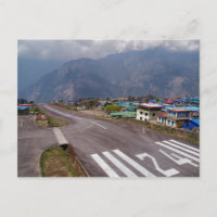 Despegue aéreo en el aeropuerto de la montaña Lukl