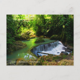Postal Destino de viaje de cascada verde exuberante Indon