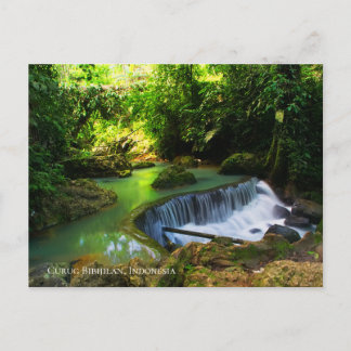 Postal Destino de viaje de cascada verde exuberante Indon